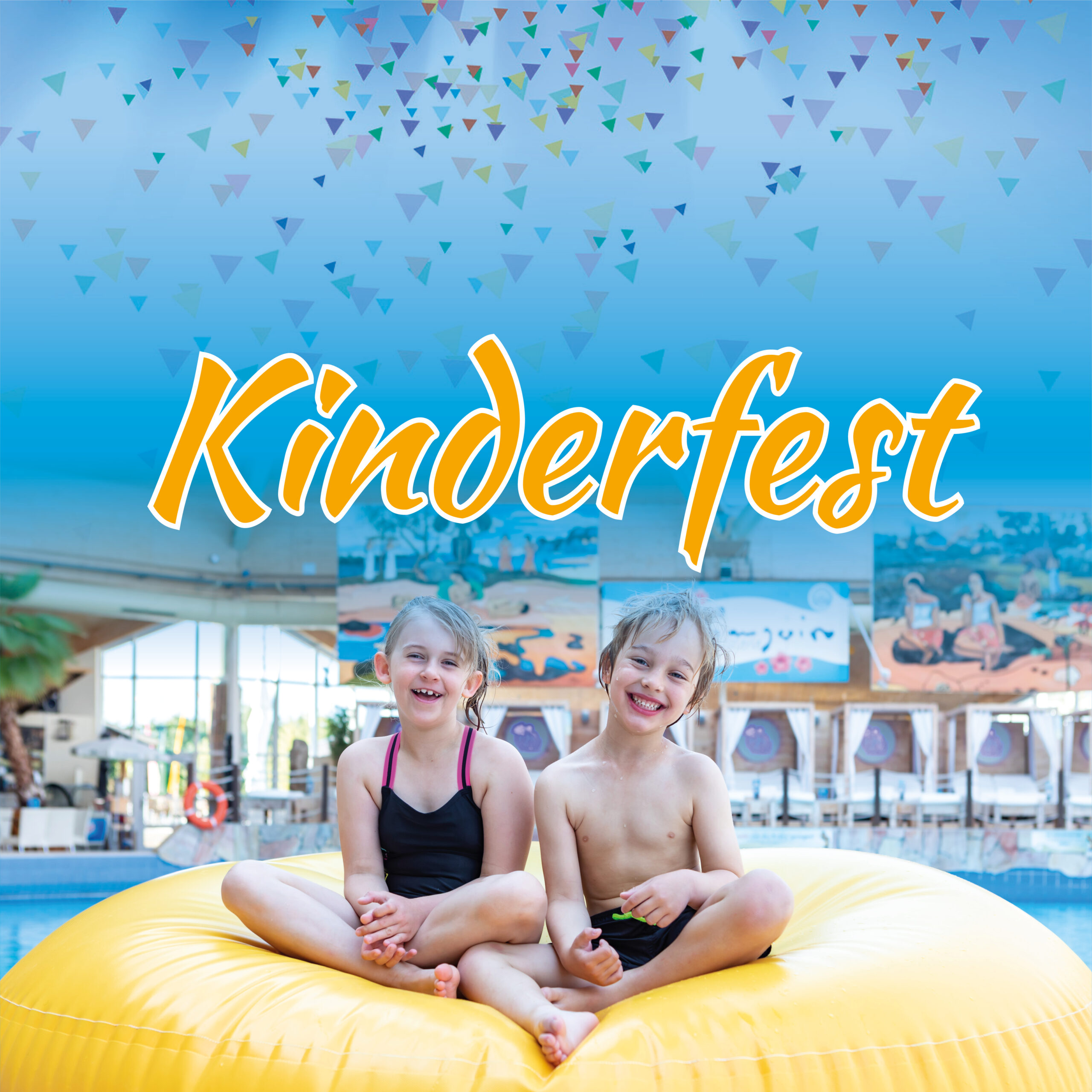 Zwei lachende Kinder auf einem gelben Wasserhüpfkissen in einem Schwimmbad