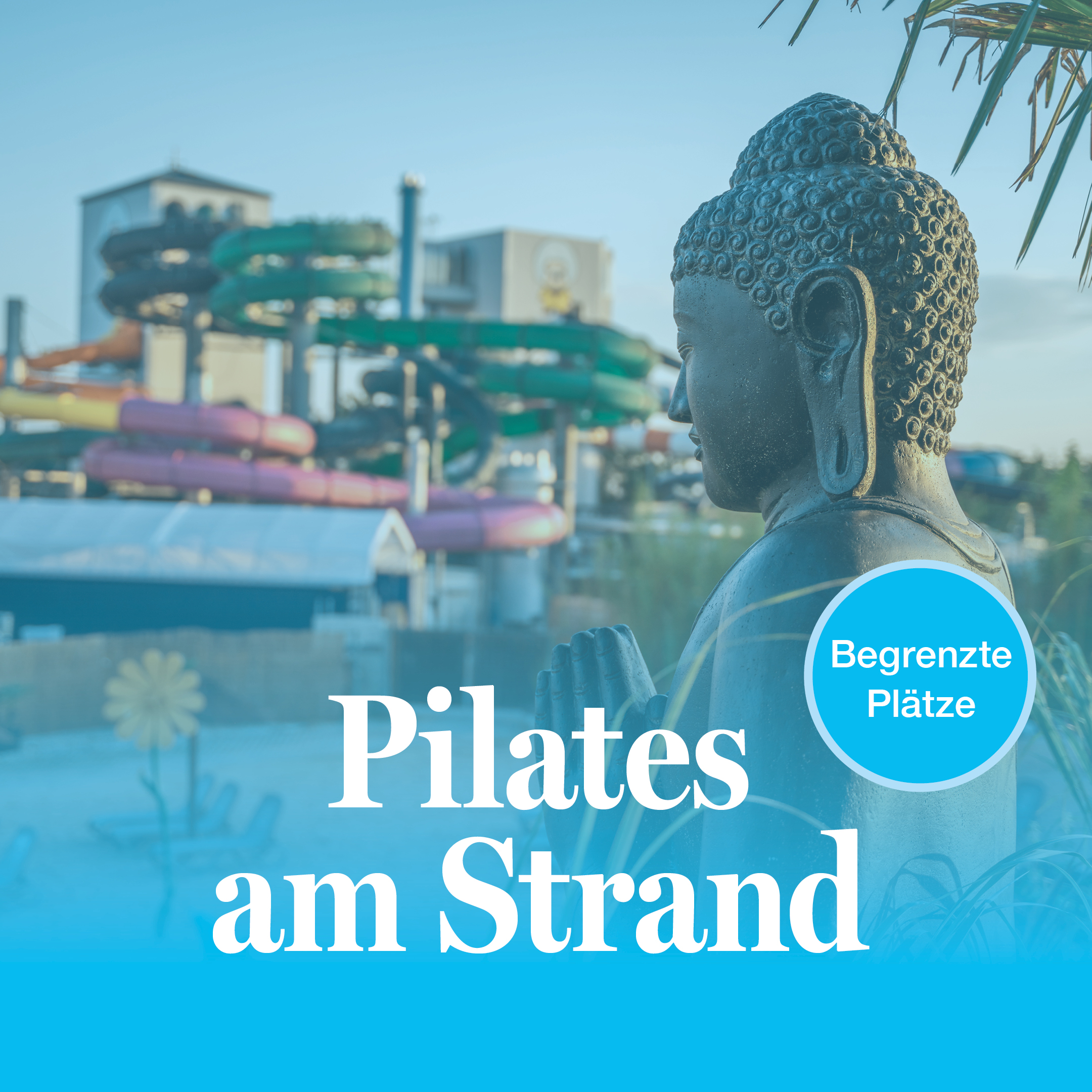 Buddha Statue im Vordergrund und bunte Rutschen im Hintergrund