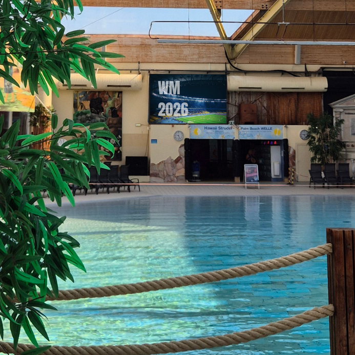 Blick über das Wellenbad im Palm Beach Nürnberg, wo die Spiele der deutschen Nationalmannschaft bei der WM 2026 auf großer Leinwand übertragen werden.